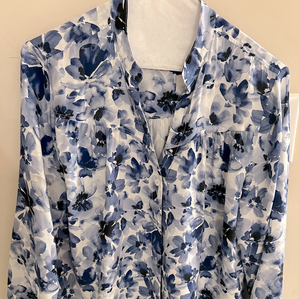 Cloth and Stone super soft button up floral top. Only worn twice. Size Medium.